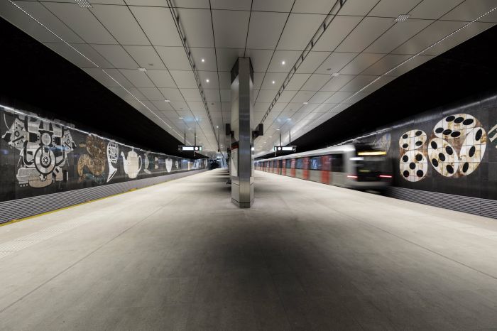 4-羅金站月台兩側長達120公尺之牆面作品。（圖片授權／Photo Credit：City of Amsterdam）